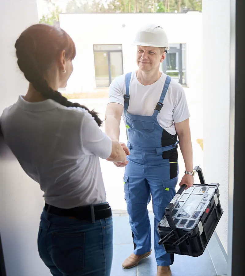 Beratungsgespräch zu Heizungsmodernisierung mit Unterlagen