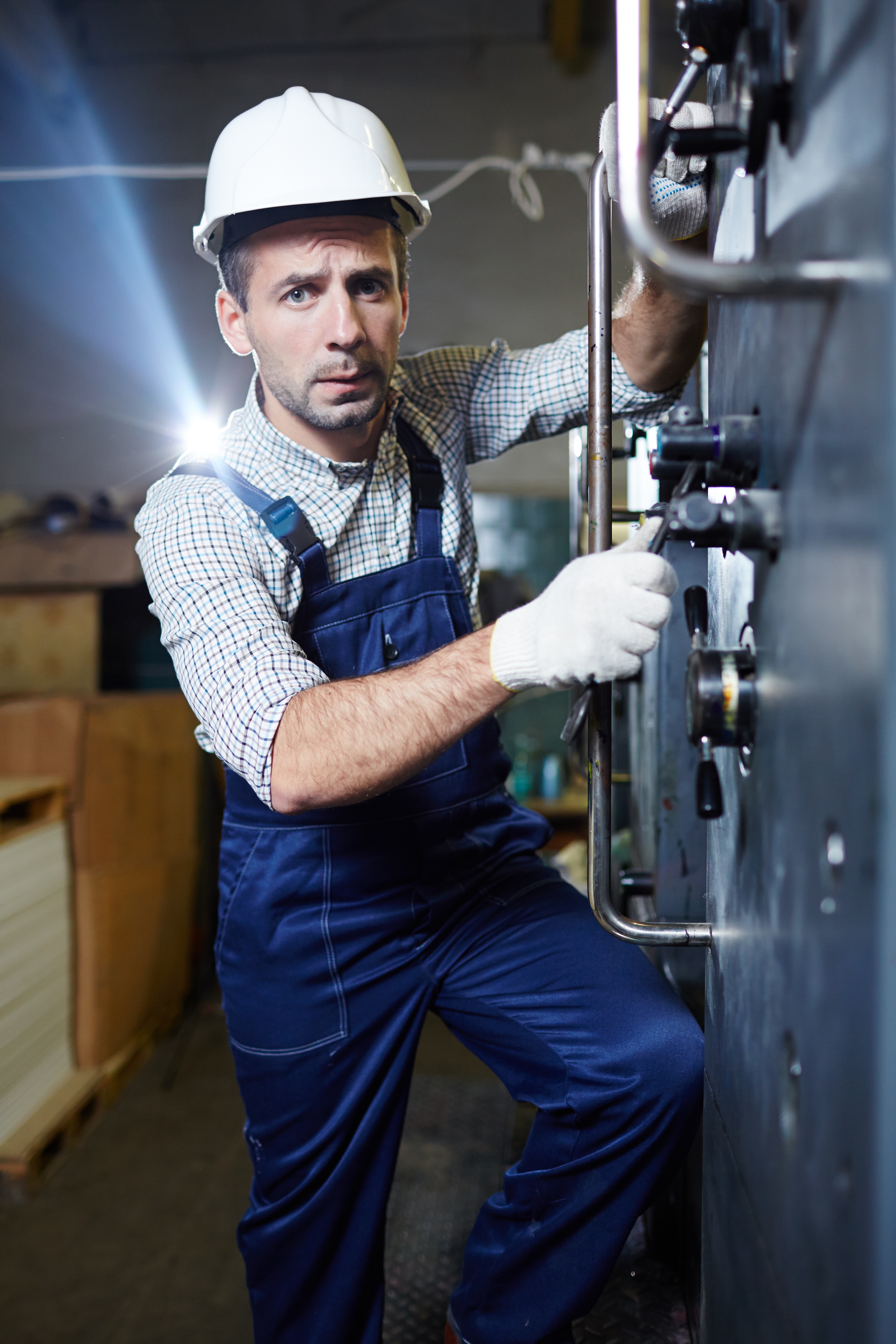 Monteur bespricht mit Kundin die Einstellungen einer modernen Heizungsanlage
