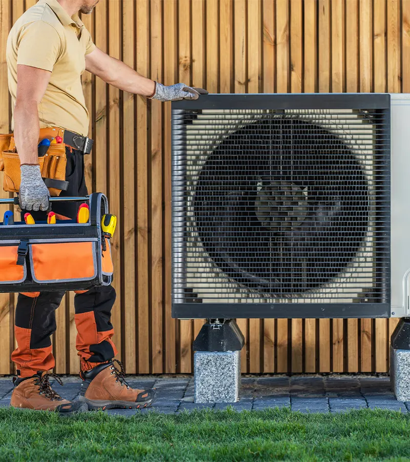 Monteur bei der Prüfung einer Heizungsanlage